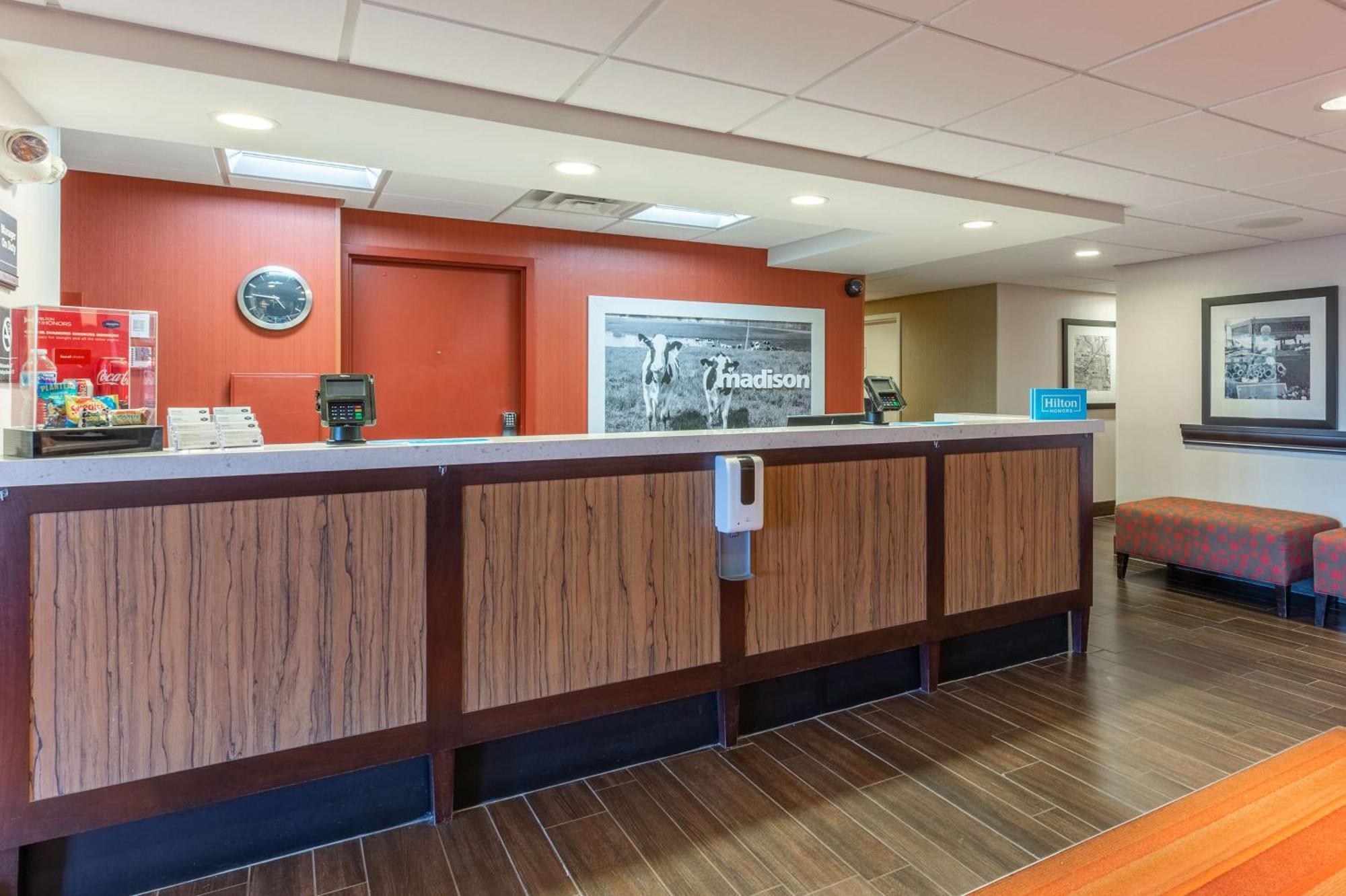Hampton Inn Madison East Towne Mall Area Экстерьер фото