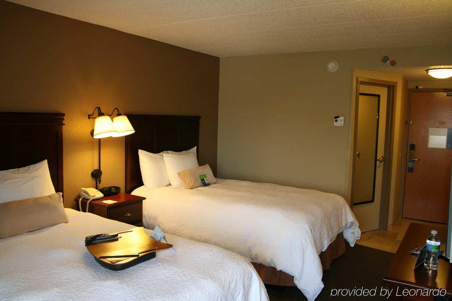 Hampton Inn Madison East Towne Mall Area Номер фото