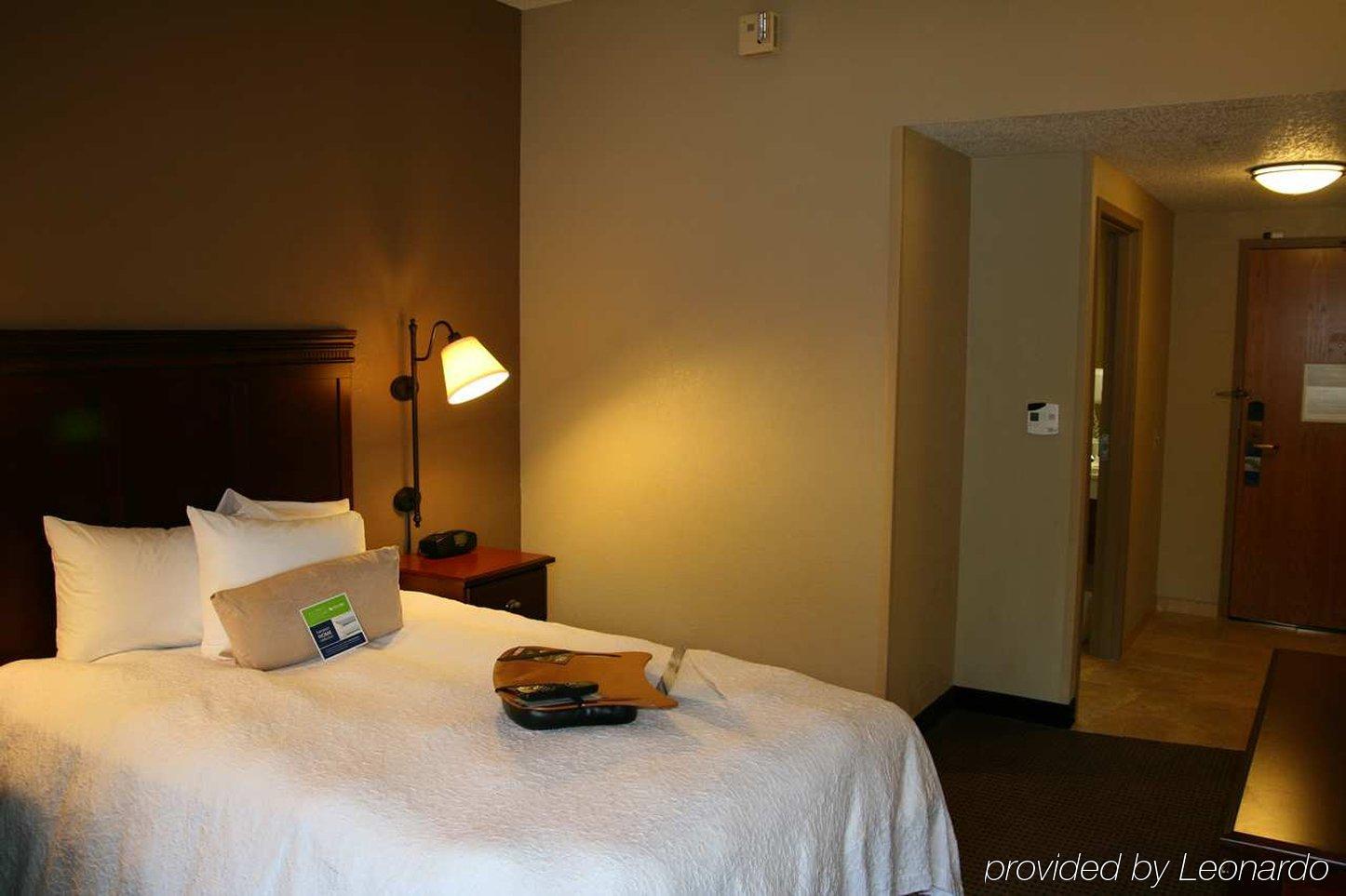 Hampton Inn Madison East Towne Mall Area Номер фото